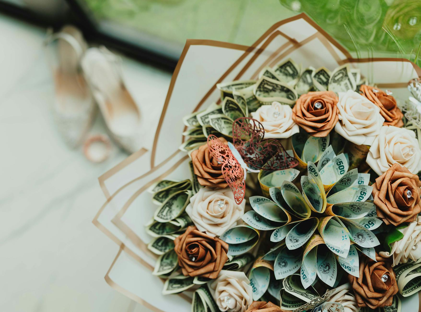 Bukiet papierowych kwiatów z banknotami i ozdobnym motylem na wesele