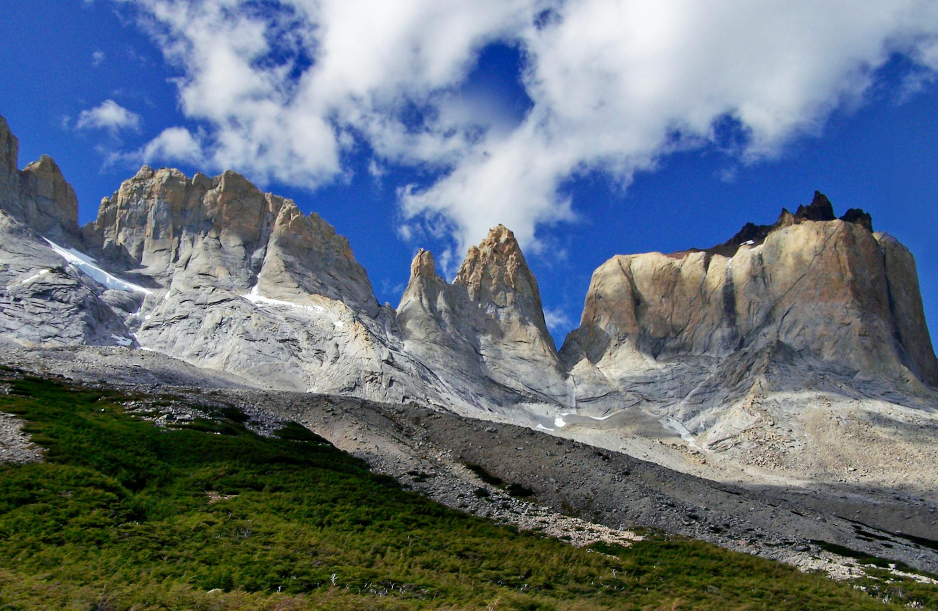 Granite szczyty Torres del Paine w Chile na tle błękitnego nieba
