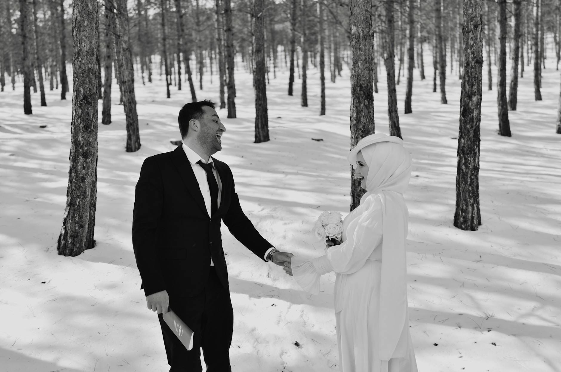 Para młoda w zimowym lesie podczas ślubu