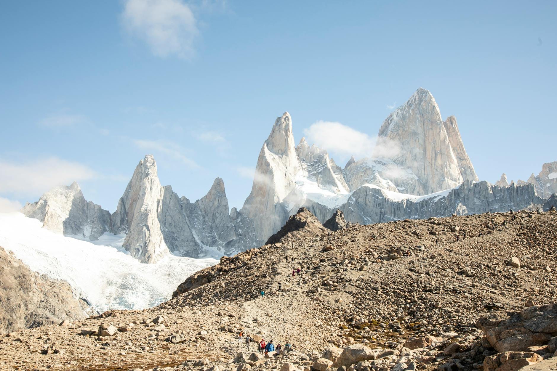 Szczyty Mount Fitz Roy w Patagonii oświetlone słońcem