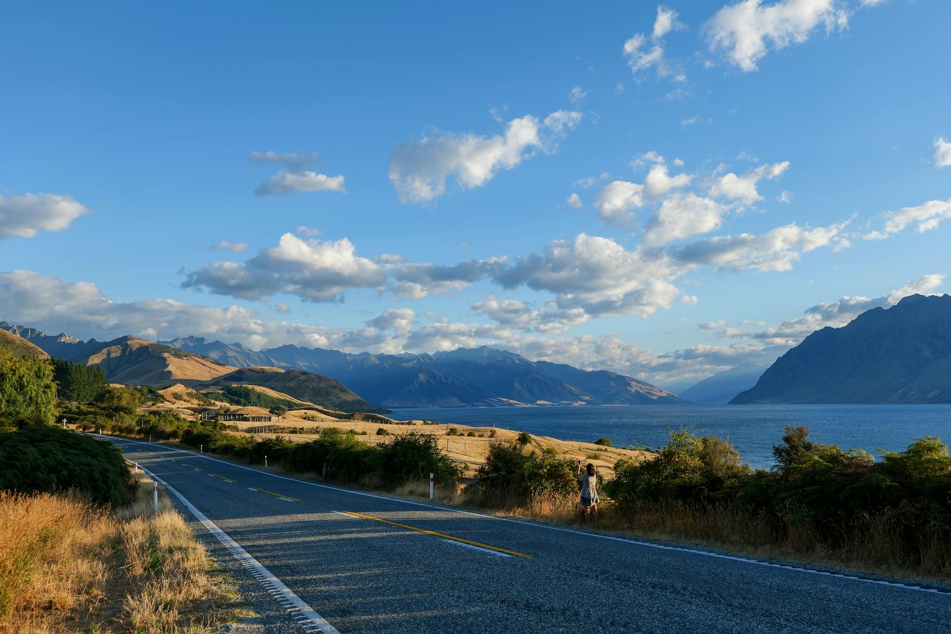Droga nad jeziorem w Nowej Zelandii otoczona wysokimi górami