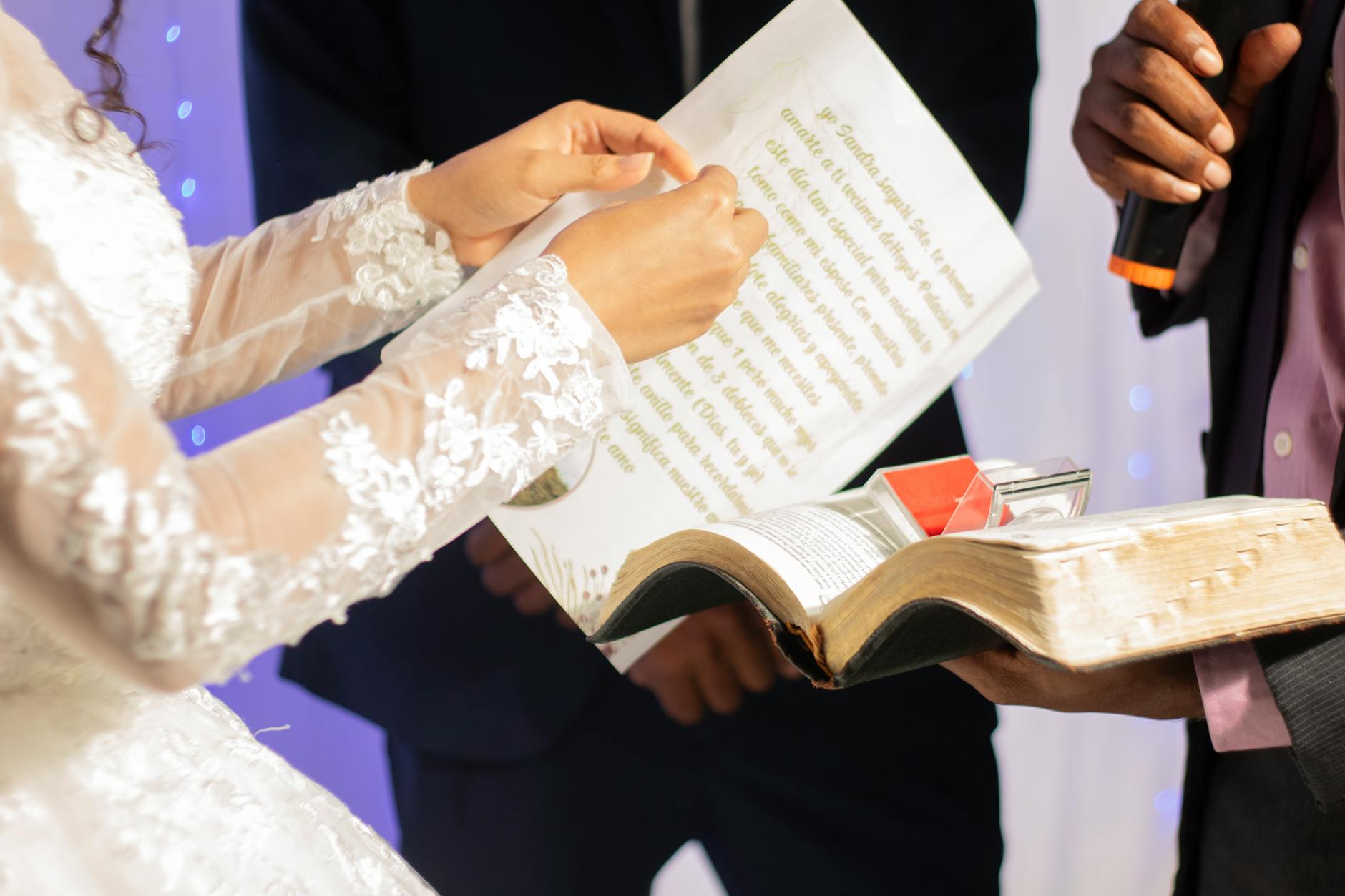 Panna młoda czyta podziękowania ślubne panu młodemu podczas ceremonii