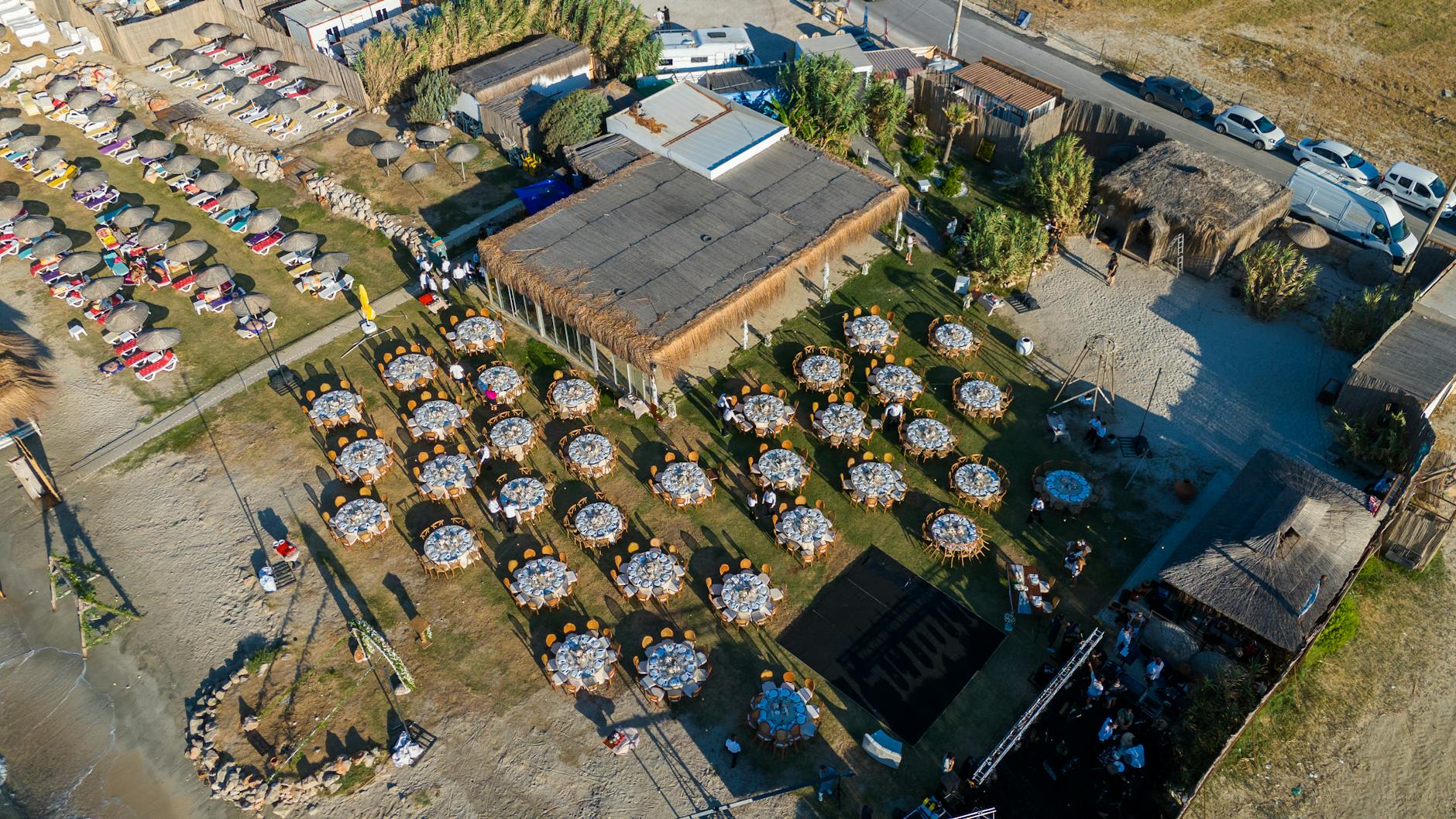 Śródziemnomorska aranżacja ślubna na plaży w Çeşme w Turcji
