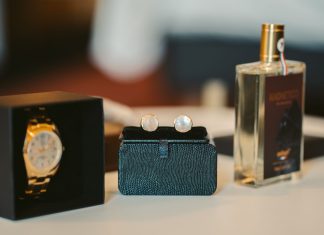 Perfumy dla pana młodego: jak dobrać trwały zapach na dzień ślubu Zegarek, spinki do mankietów i flakon perfum pana młodego