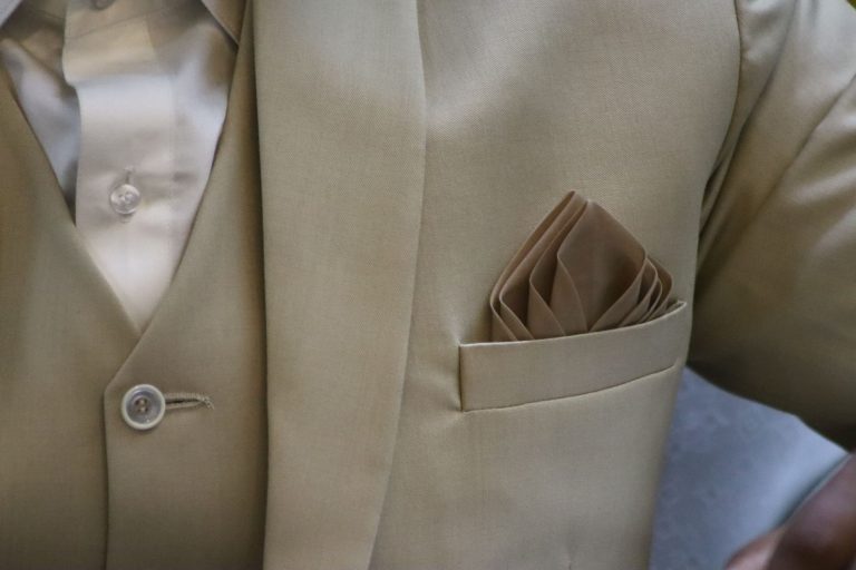 Beżowa marynarka z elegancko złożoną poszetką w kieszeni piersiowej
