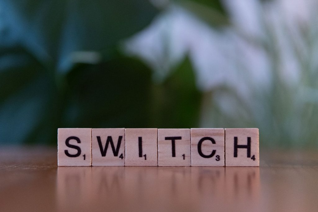 Kosz ratunkowy w toalecie weselnej: co powinno się w nim znaleźć? Lista produktów